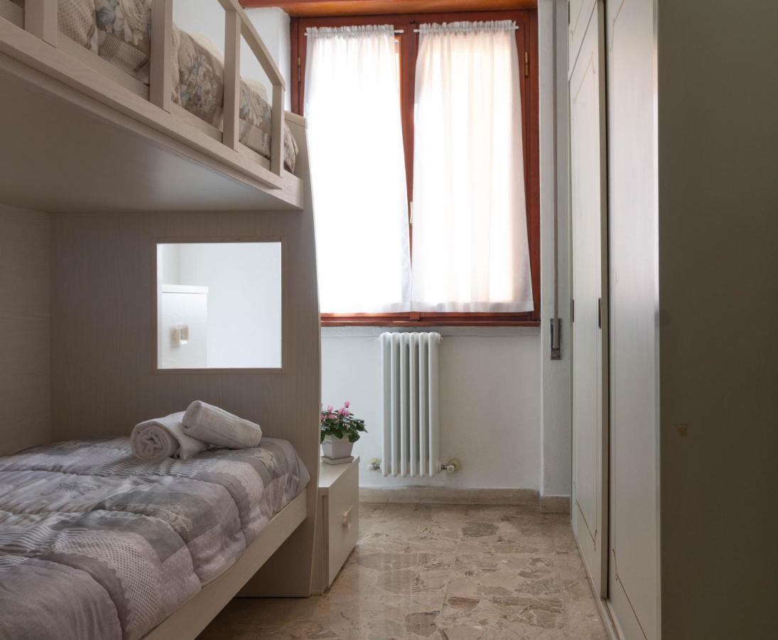 Mamma Ciccia Holiday Home - Lake Front Apartment マンデッロ・デル・ラーリオ エクステリア 写真